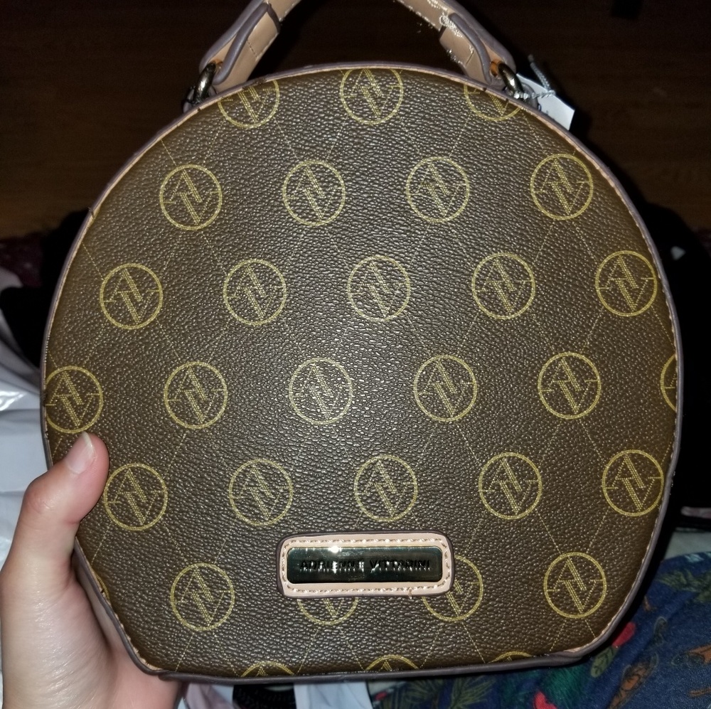 Adrienne Vittadini clam crossbody
